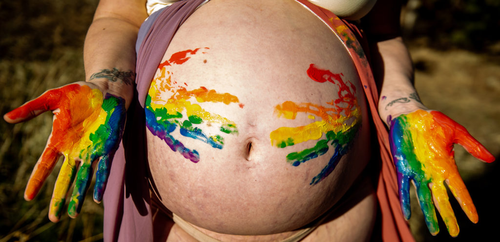 Rainbow hand prints on belly Twin maternity photos
amyquinnphotographyandbirth.com