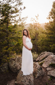 mountain maternity photography. White dress pregnancy photo. Sunset pregnant photography.