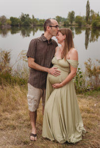 lake maternity photography. green dress pregnancy photo. couples pregnancy photo Firestone Colorado