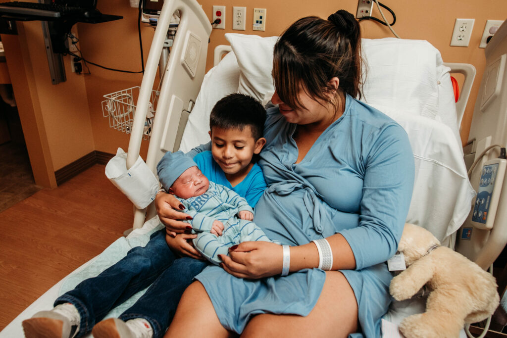Hospital newborn photos with sibling